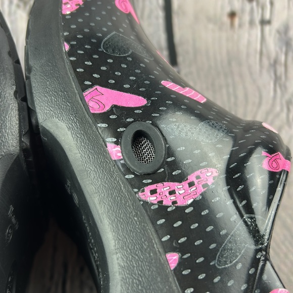 ANYWEAR Black & Pink Hearts Breast Cancer Awareness Slip On Professional Clogs - Picture 17 of 17